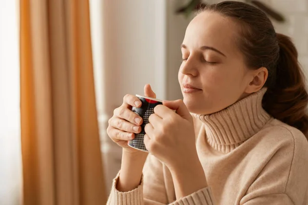 Indoor Shot Van Vrolijke Blanke Vrouw Met Paardenstaart Kapsel Dragen — Stockfoto