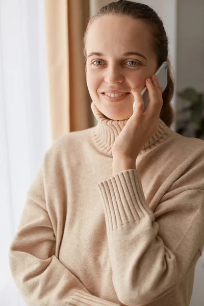 Innenaufnahme Einer Zufriedenen Attraktiven Frau Mit Pferdeschwanzfrisur Die Einen Beigefarbenen — Stockfoto