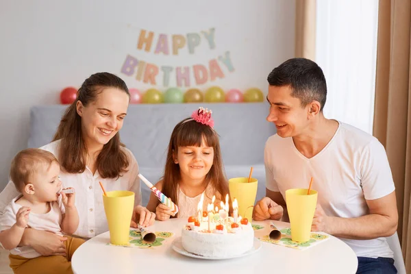 Indoor Shot Happy Family Spending Time Together Celebrando Cumpleaños Sonriendo — Foto de Stock
