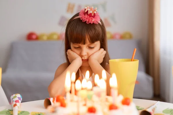 Beltéri Felvétel Egy Bájos Kislányról Aki Egyedül Ünnepli Születésnapját Várja — Stock Fotó