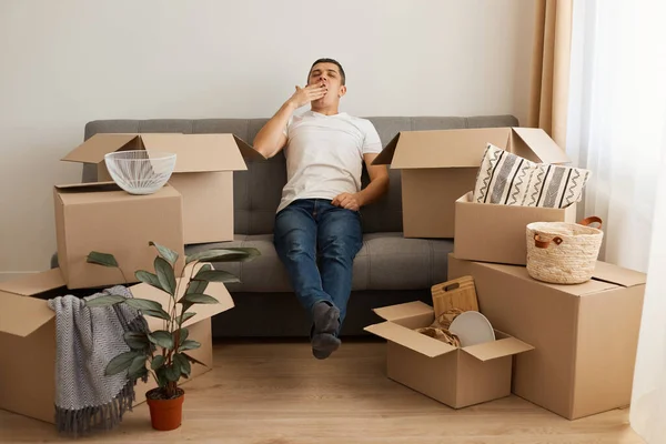 Retrato Homem Sonolento Cansado Vestindo Camiseta Casual Branca Jeans Sentado — Fotografia de Stock