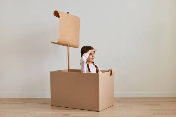 Portrait Une Petite Fille Attentive Assise Dans Une Boîte Carton — Photo