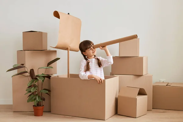 Horizontal Tiro Menina Bonita Fazendo Navio Caixa Papelão Com Bandeira — Fotografia de Stock