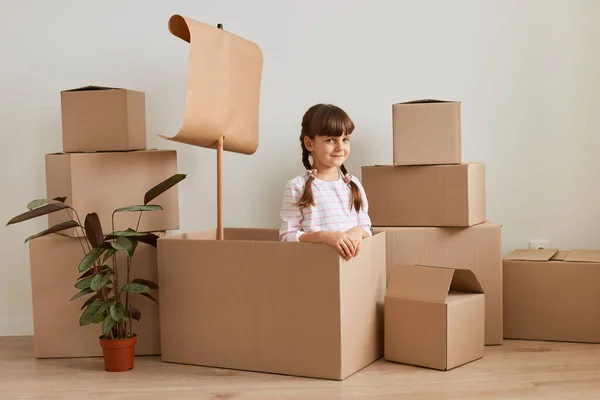 Positivo Adorable Niña Haciendo Barco Con Bandera Durante Reubicación Jugando — Foto de Stock