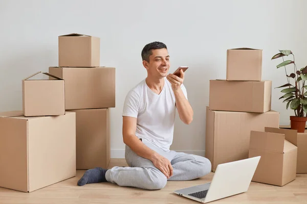 Tiro Interior Hombre Sonriente Con Camiseta Blanca Sentado Suelo Cerca — Foto de Stock