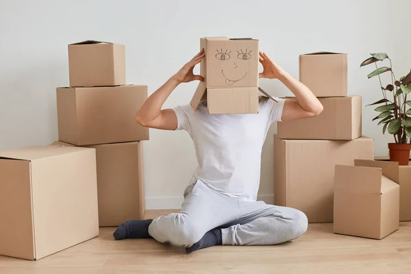 Unknown Man Wearing White Shirt Sitting Floor Cardboard Boxes Stuff — Stock Photo, Image