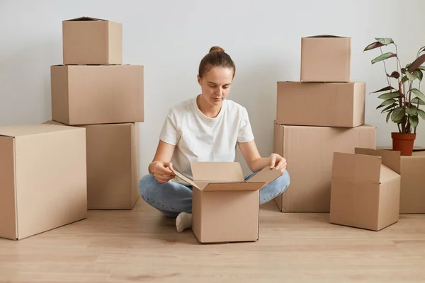 Tiro Horizontal Mujer Caucásica Con Peinado Moño Usando Camiseta Blanca — Foto de Stock