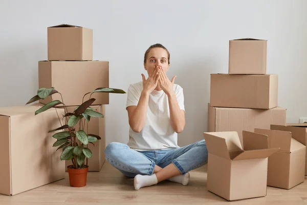 Mujer Asombrada Conmocionada Vistiendo Camiseta Blanca Sentada Suelo Cerca Cajas — Foto de Stock