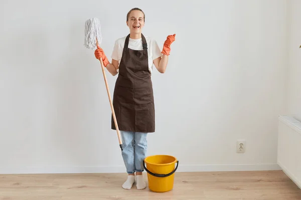 Uiterst Tevreden Vrouw Met Oranje Rubberen Handschoenen Bruin Schort Jeans — Stockfoto