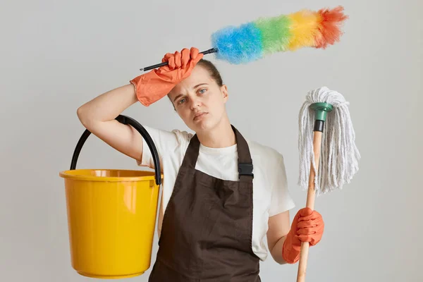 Portrait Tired Woman Wearing Brown Apron White Shirt Cleaning Her — Stock Photo, Image