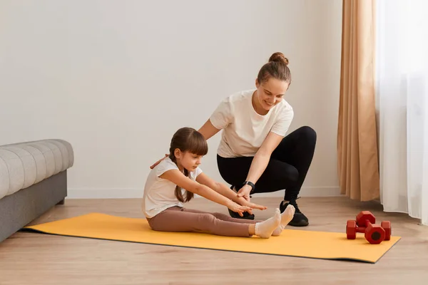 Caucasian Fit Family Mother Beautiful Charming Little Child Daughter Practicing — Stock Photo, Image