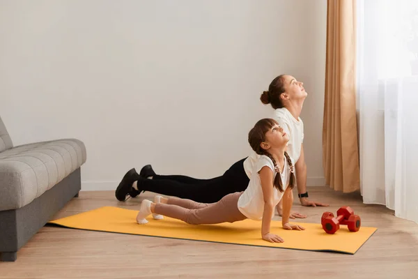 Wizerunek Młodej Sprawnej Kobiety Małego Dziecka Ćwiczącego Jogę Ćwiczącego Bhujangasana — Zdjęcie stockowe