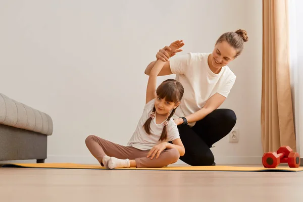 Pequeño Niño Practicando Ejercicio Yoga Esterilla Casa Madre Entrenadora Enseñando —  Fotos de Stock