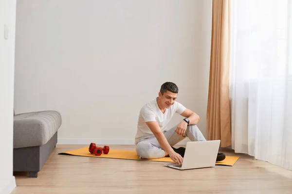 Jonge Volwassen Man Zittend Vloer Met Laptop Zoek Naar Tutorial — Stockfoto
