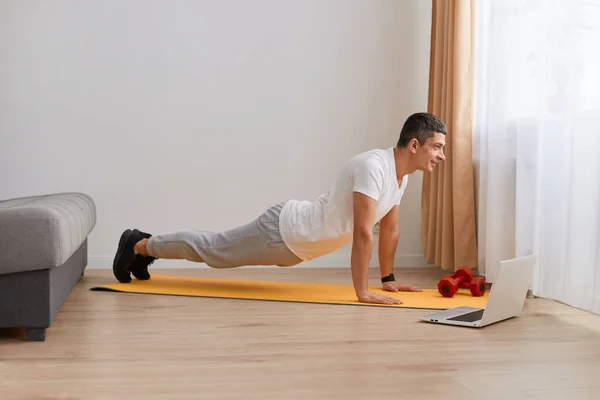 Indoor Shot Slim Man Dark Hair Sportswear Practicing Yoga Doing — Stock Photo, Image