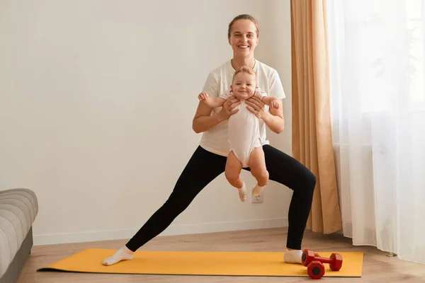 Indoor Tiro Esportivo Jovem Mãe Adulta Fazendo Lunges Segurando Filha — Fotografia de Stock