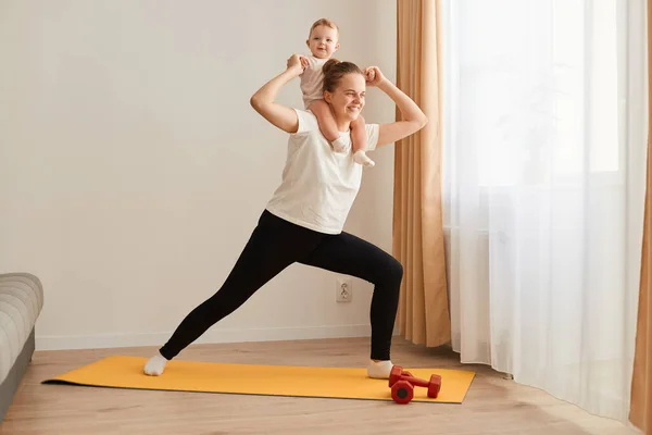 Retrato Mulher Esportiva Fazendo Prática Ioga Tapete Ioga Casa Com — Fotografia de Stock