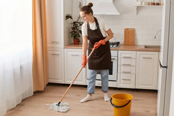 Portret Van Een Vrouwelijke Huishoudster Met Dweil Emmer Met Schoonmaakmiddel — Stockfoto