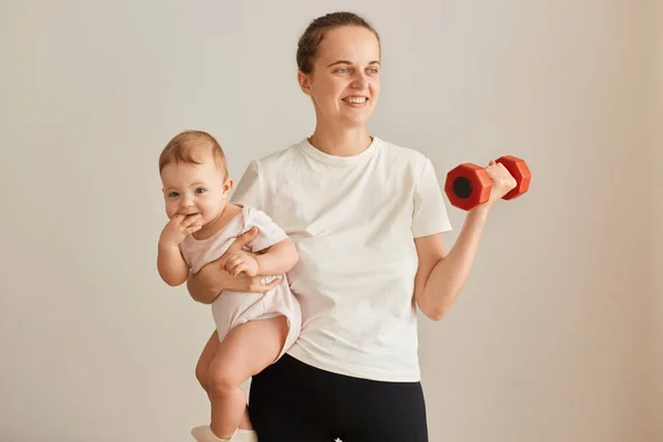 Inomhus Skott Attraktiv Atletisk Kvinna Bär Vit Skjorta Hålla Baby — Stockfoto