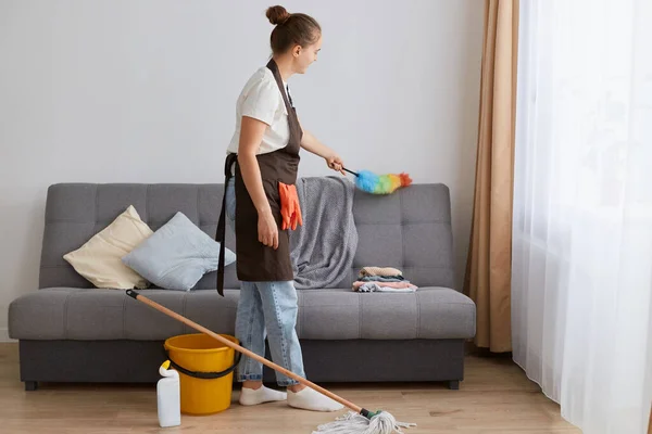 Εσωτερική Φωτογραφία Νεαρής Γυναίκας Καθαρίζει Σπίτι Της Φοράει Τζιν Και — Φωτογραφία Αρχείου