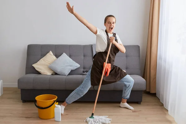 Ευτυχισμένη Νεαρή Καυκάσια Γυναίκα Καθαρίζει Σπίτι Της Τραγουδά Στη Σφουγγαρίστρα — Φωτογραφία Αρχείου