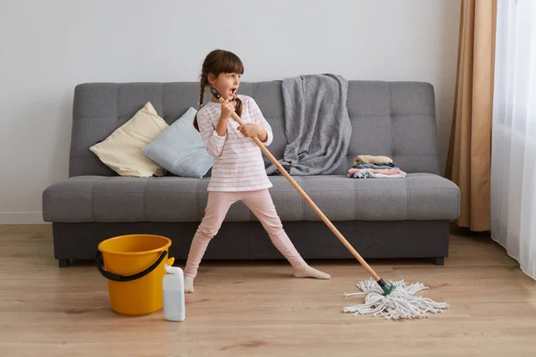 Εσωτερική Λήψη Μικρής Νοικοκυράς Που Καθαρίζει Πάτωμα Στο Σπίτι Φοράει — Φωτογραφία Αρχείου