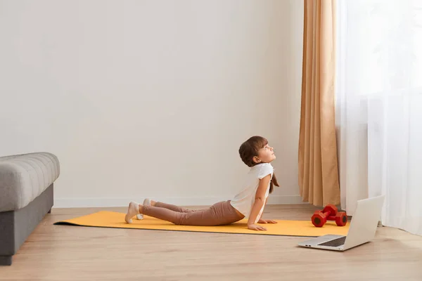 Indoor Shot Little Cute Girl Practicing Yoga Pose Mat Indoor — Stock Photo, Image
