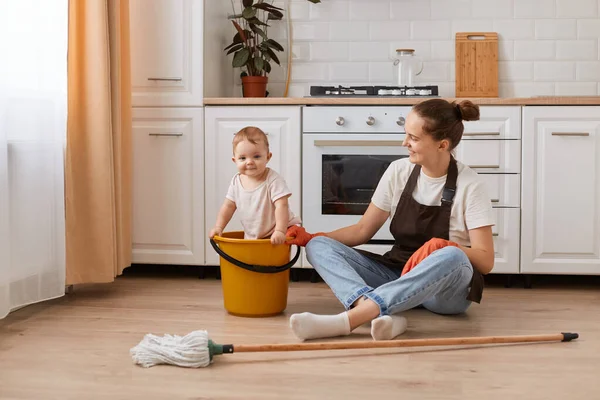 Счастливая Улыбающаяся Женщина Позирующая Младенцем Время Уборки Домашней Кухне Домашние — стоковое фото
