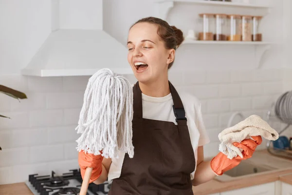 Excited Woman Dark Hair Wearing White Shirt Brown Apron Holding — Stock Photo, Image