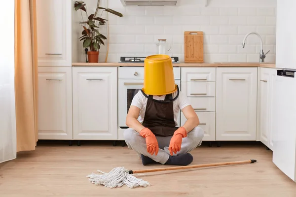 Retrato Homem Anônimo Desconhecido Governanta Sentado Chão Cozinha Com Balde — Fotografia de Stock