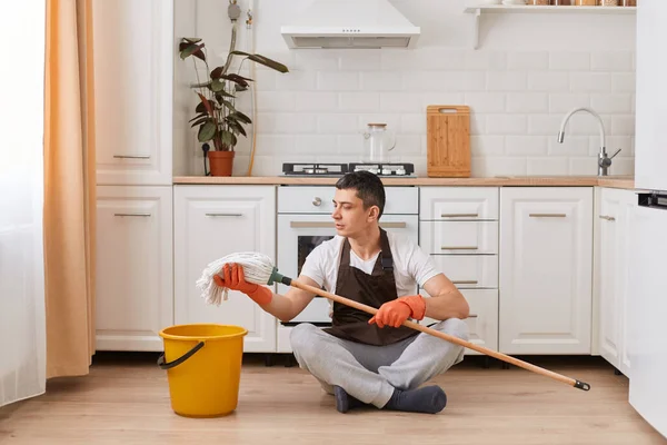 Retrato Homem Morena Calmo Vestindo Roupas Casuais Avental Luvas Borracha — Fotografia de Stock