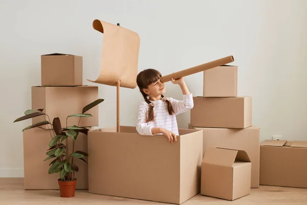 Indoor Shot Little Dark Haired Female Child Trenzadas Making Ship — Foto de Stock