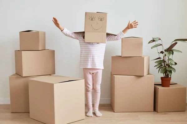 Retrato Comprimento Total Menina Vestida Com Roupas Casuais Fica Com — Fotografia de Stock