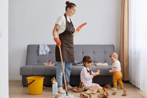 Shocked Woman Wearing White Shirt Brown Apron Jeans Cleaning House — Stock Photo, Image