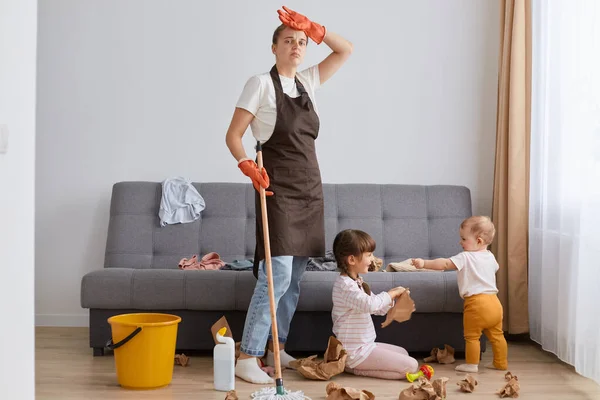 Trött Kvinna Bär Vit Skjorta Brunt Förkläde Och Jeans Städning — Stockfoto