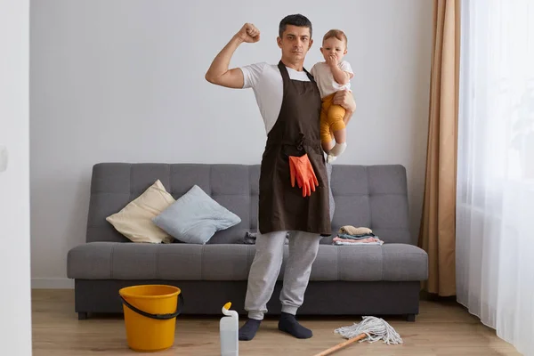 Portret Silnego Mężczyzny Ubranego Luźny Strój Brązowy Fartuch Sprzątający Dom — Zdjęcie stockowe