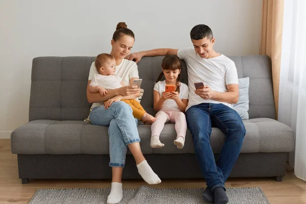 Portrait Family Sitting Sofa Living Room Using Mobile Phones Checking — Stock Photo, Image
