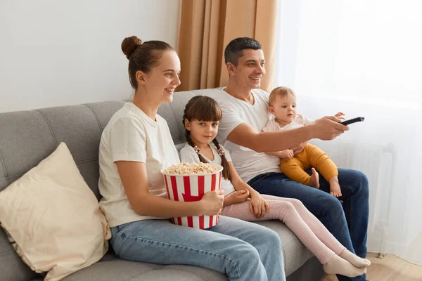 Side View Portrait Happy Family Sitting Couch Watching Films Popcorn — Stock Photo, Image