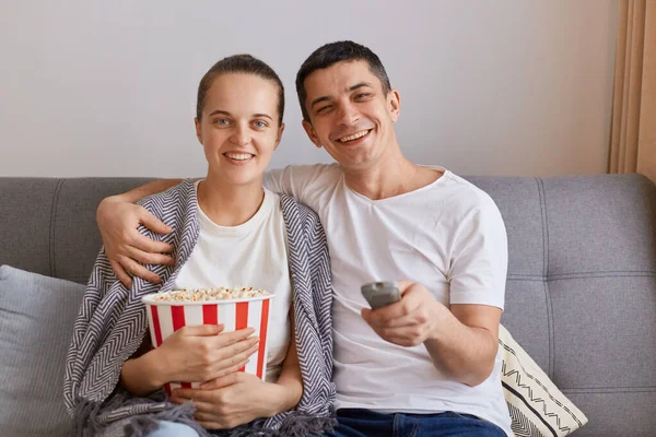 Portret Van Een Mooi Koppel Dat Casual Kleding Draagt Samen — Stockfoto