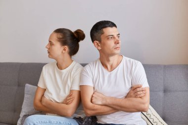 Kafkasyalı genç bir çift anlaşmazlık yaşıyor. Kanepede oturan ve birbirlerine sırt çeviren bir kadın ve erkek. Aile kavgası ya da kavga yanlış anlaşılmadan muzdarip..