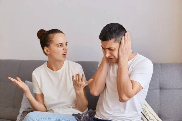 Young Couple Having Conflict Angry Fury Woman Sitting Couch Screaming — Stock Photo, Image