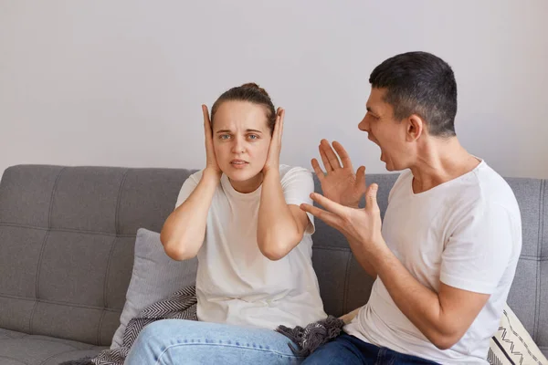 Indoor Shot Young Couple Having Conflict Angry Fury Man Sitting — Stock Photo, Image