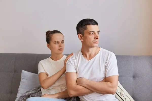 Portrait Young Couple Having Conflict Offended Man Sitting Sofa Turning — Stock Photo, Image