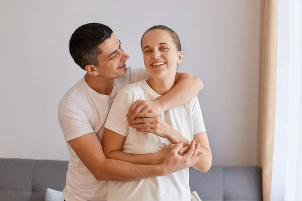 Indoor Tiro Belo Jovem Casal Casa Abraçando Uns Aos Outros — Fotografia de Stock