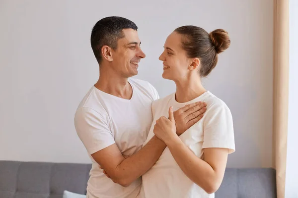 Jonge Volwassen Aantrekkelijke Lachende Vrouw Man Staan Knuffelen Elkaar Kijken — Stockfoto