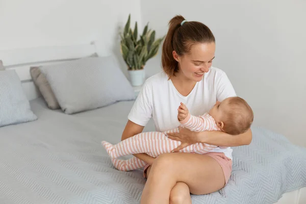 Indoor Shot Happy Young Mother Wearing White Shirt Sitting Bed — Stock Photo, Image