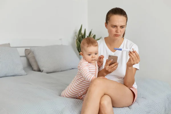 Bild Sorgsen Kvinna Med Sorg Uttrycker Bär Vit Skjorta Sitter — Stockfoto