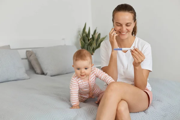 Portrait Happy Delighted Woman Wearing White Shirt Sitting Bed Baby — Stock Photo, Image