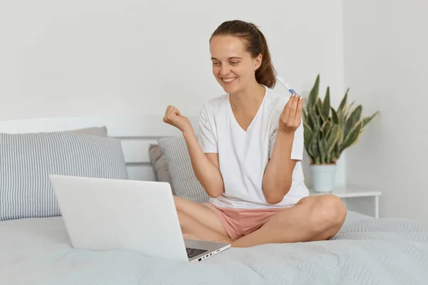 Indoor Shot Smiling Woman Sitting Bed Talking Video Call Laptop — Stock Photo, Image