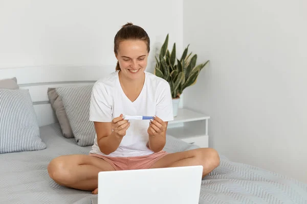 Image Surprised Happy Young Woman Holding Pregnancy Test While Sitting — Stock Photo, Image